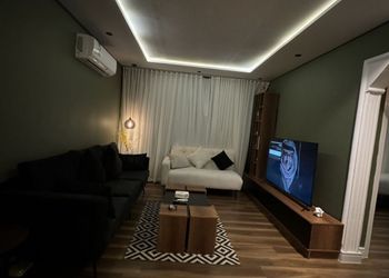 شقة أنيقة بصالة وغرف نوم 