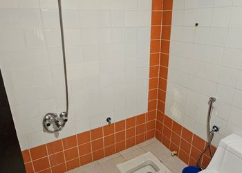 مزرعة بألعاب أطفال ومسبح