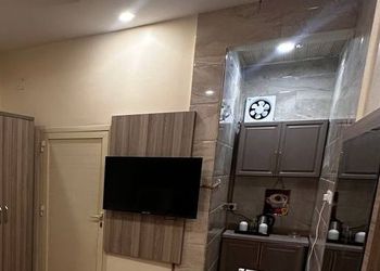 استديو بأثاث مريح وبسيط 