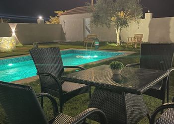 شاليه هادئ بمجلس خارجي ومسبح 