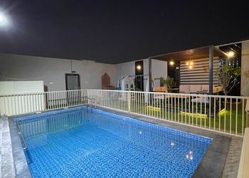 شاليه بمسطح اخضر ومسبح