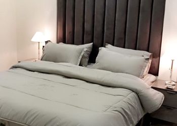 شاليه بصالة مطلة على المسبح 