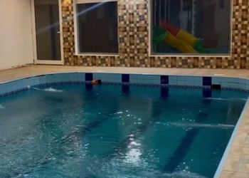 شالية بمجالس ومسبح العاب مائية 