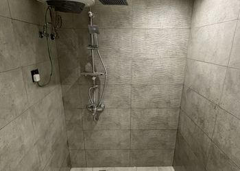 استديو بأثاث مريح وبسيط 