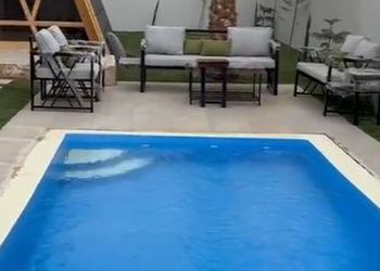 شاليه بمسبح خارجي وجلسة خارجية