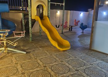 استراحة بألعاب أطفال ومسبح