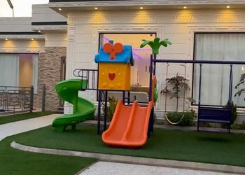 شاليه بمسطح اخضر وجلسة خارجية 