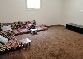 شقة بثلاث غرف نوم وصالة جلوس