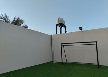 شاليه بصالة جلوس وجلسة خارجية