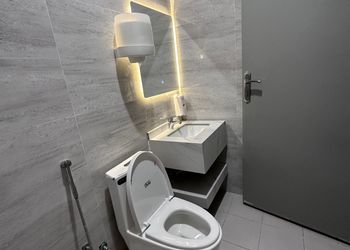 شاليه بتصميم أنيق ومسبح خارجي