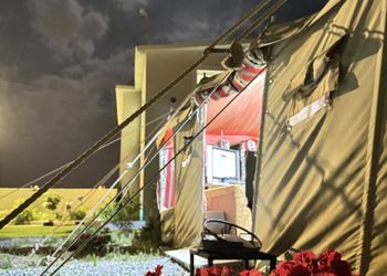 استراحة بمجلس مطل على الفناء الخارجي