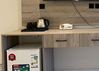 استديو بأثاث مريح وبسيط 