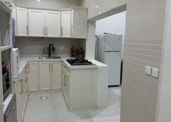 استراحة بمجلس مطل على الفناء الخارجي