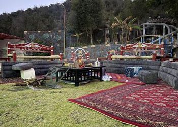مزرعة بإطلالة جبلية واشجار 