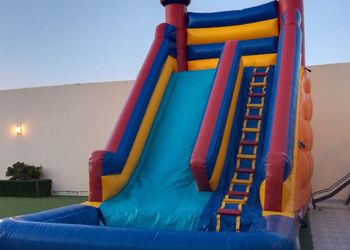 استراحة بمسطح أخضر وألعاب اطفال