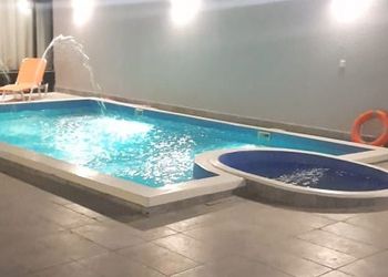 شاليه بمسطح اخضر ومسبح 