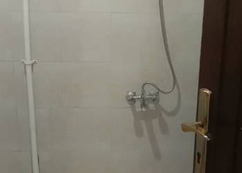 شاليه بصالة جلوس مطلة على المسبح