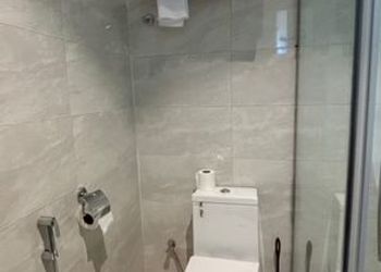 شقة بصالة وثلاث غرف نوم