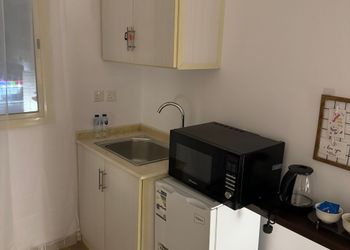 استديو بأثاث مريح ودخول ذاتي