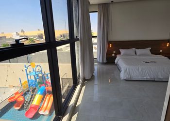 شاليه بمسطح اخضر ,ومسبح خارجي 