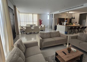 شاليه بمسطح اخضر ,ومسبح خارجي 