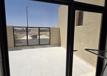 شاليه بمسطح اخضر ,ومسبح خارجي 