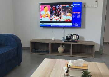 شقة بصالة جلوس وغرفتين نوم