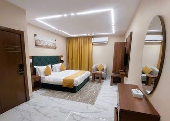 استديو بسرير ماستر وأثاث مريح 