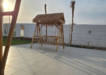شاليه بجلسة تطل على مسبح خارجي 