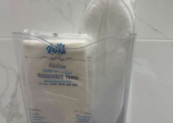 غرفة بأثاث مريح وبسيط