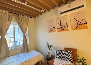 غرفة بسرير مفرد ودخول ذاتي 