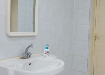 شاليه بجلسة خارجية ومسبح داخلي