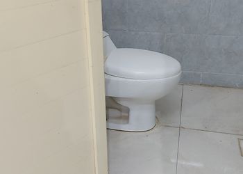 شاليه بجلسة خارجية ومسبح داخلي