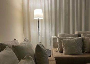 شقة بدخول ذاتي وتصميم هادئ