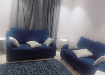 شقة بغرفة نوم وأثاث مريح 