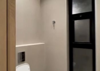 شاليه بتصميم أنيق ومسبح خارجي