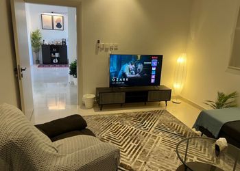 شقة بصالة أنيقة ودخول ذاتي 