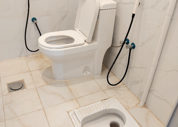 شاليه بجلسة خارجية ومسبح داخلي