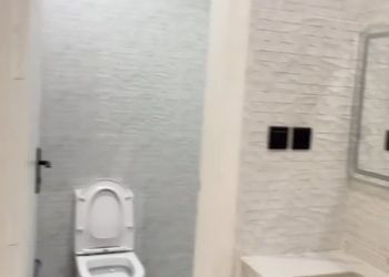 شقة بسرير ماستر و جلسة أرضية 