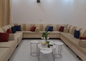 شاليه بجلسة خارجية ومسطح اخضر
