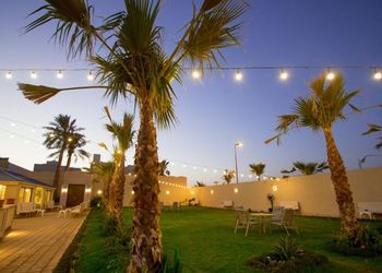 شاليه بجلسة خارجية ومسبح 