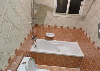 شقة بمسبح وصالة جلوس 
