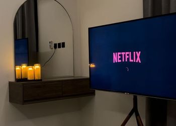 استديو بأثاث مريح وبسيط 