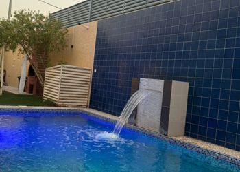 شاليه بمسطح اخضر ومسبح 