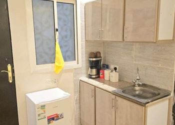 استديو بأثاث مريح وبسيط 