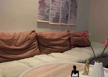 شقة بغرفة معيشة وغرفة نوم 