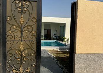 شاليه بجلسة خارجية ومسبح