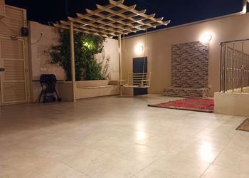 شاليه بصالة مطلة على مسبح داخلي