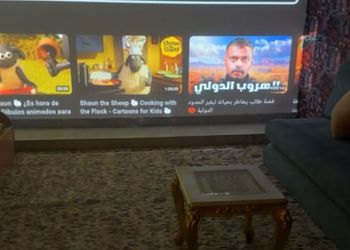 شاليه بجلسة تطل على مسبح خارجي 