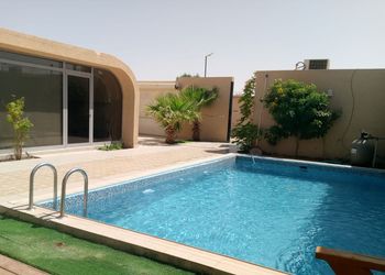شاليه بجلسة خارجية ومسبح خارجي